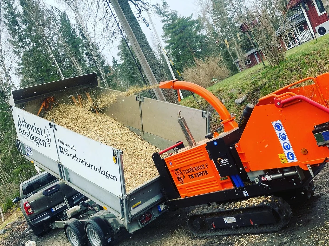 Flishugg och lastbil hanterar ris efter trädfällning